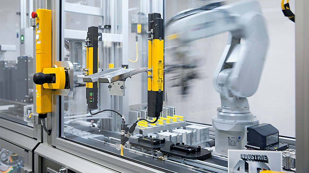 Auch 2017 präsentiert sich das Automatisierungsunternehmen Pilz auf der FMB – Zuliefermesse Maschinenbau mit Lösungen für die komplette Automation. Das Thema Intelligente Fabrik sowie der Sicherheits-Laserscanner stehen dabei im Mittelpunkt des diesjährigen Messeauftritts in Bad Salzuflen.