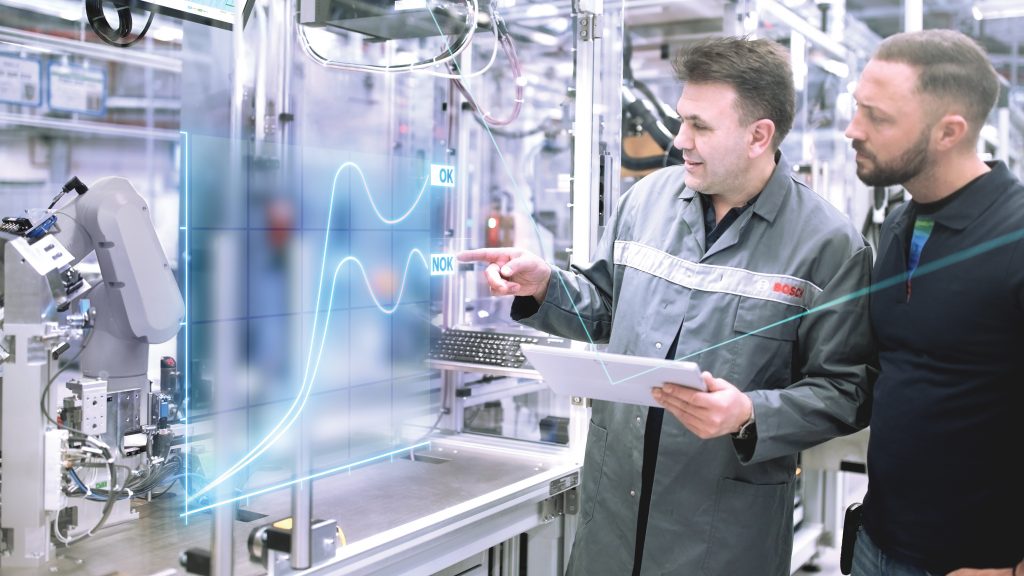 Industrie 4.0 im Fokus: Bosch vernetzt eigene Werke und die seiner Kunden und ordnet dafür seine Führungsstruktur neu.