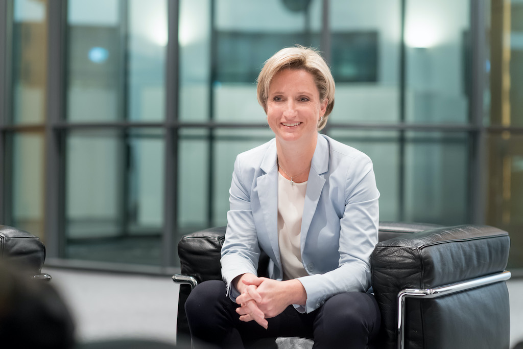 Wirtschaftsministerin Dr. Nicole Hoffmeister-Kraut hat im Rahmen eines Spitzengesprächs in Stuttgart eine positive Zwischenbilanz zu den ersten drei Jahren „Initiative Wirtschaft 4.0“ gezogen und sich bei den mittlerweile 36 Partner-Einrichtungen der Initiative für ihr Engagement bedankt.